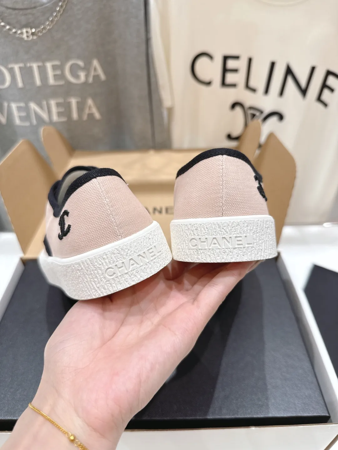 👟👟Ex-factory price 400👟👟 -Chanel* Xiaoxiang 2025ss latest casual shoes, currently super popular biscuit shoes. Internet celebrity Xiaohongshu is crazy about hot recommendations. The silly and cute style has a retro flavor! Special shape, very recognizable, slim and long legs, absolutely powerful, very comfortable to wear, good-looking, comfortable, and heightening. I must recommend it to everyone, the main feature of this year's series, minimalist style ✔Fabric: original customized canvas ✔Foot: water-dyed cowhide, comfortable foot feel ✔Outsole: molded high-elastic rubber platform outsole ✔Number: 35-39 (customized in 40)